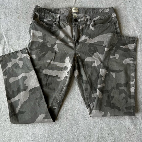 GH BASS & Co.  Camo Skinny Jeans size 12 - Picture 1 of 4